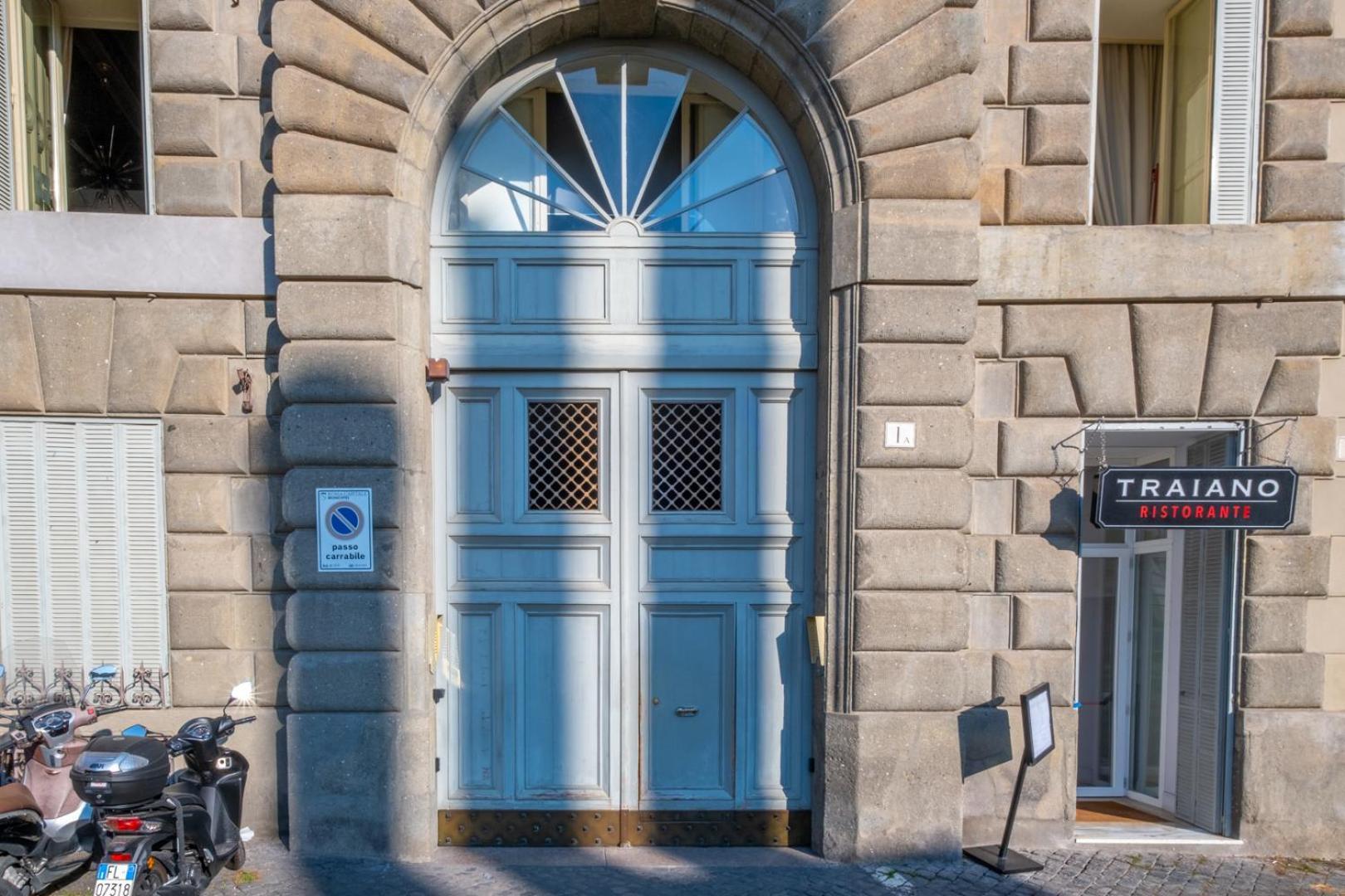 Elegant And Luxury Apartment @Altare Della Patria Рим Екстериор снимка